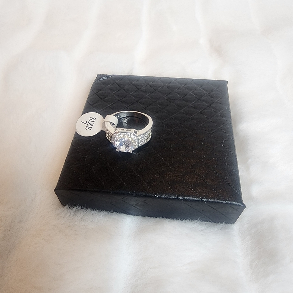 NWT Fashion Cubic Zirconia Ring - Picture 3 of 6